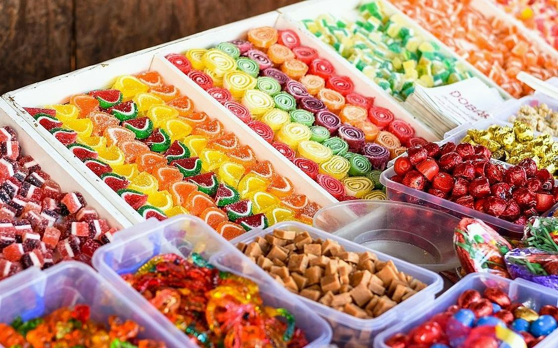 Una bolsa de snacks artesanales con presentación rústica y acabado brillante